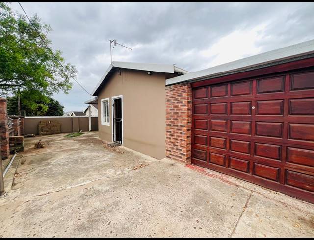 2 BEDROOM FREEHOLD FOR SALE IN NEWLANDS EAST